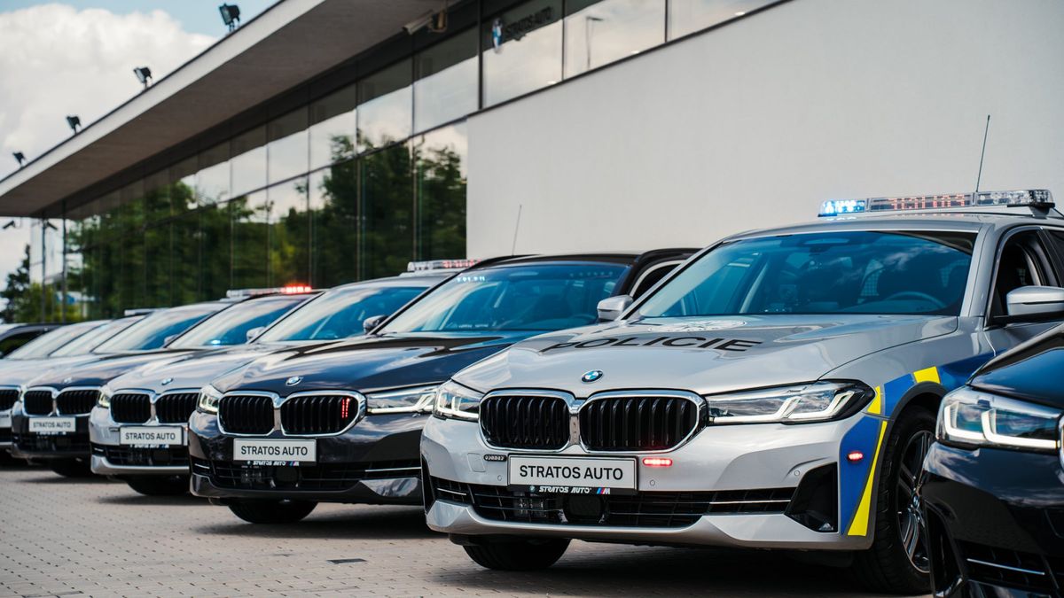 Policistům na Frýdecko-Místecku shořelo při nehodě služební BMW